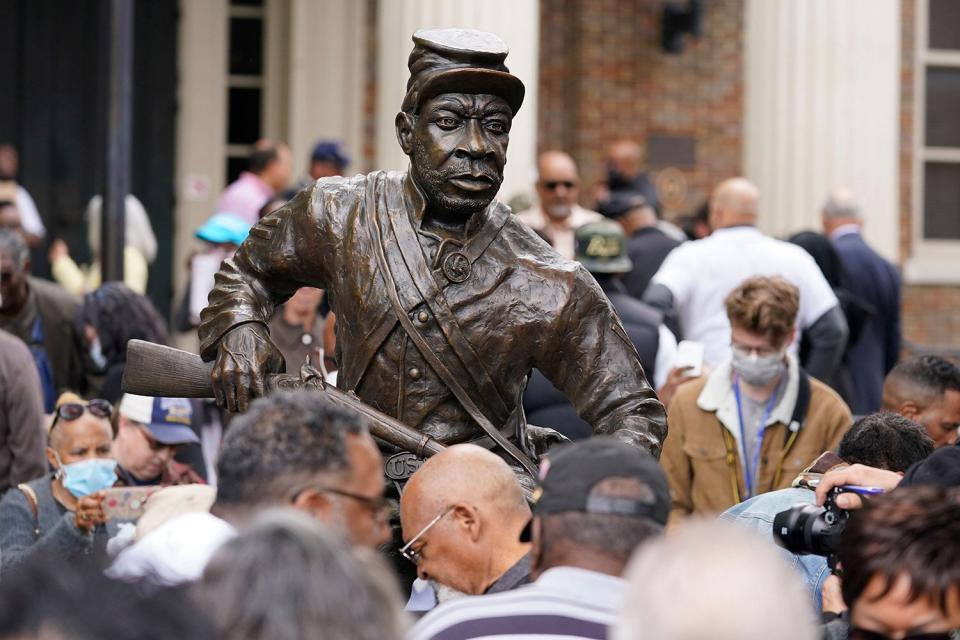 statue honoring black troops