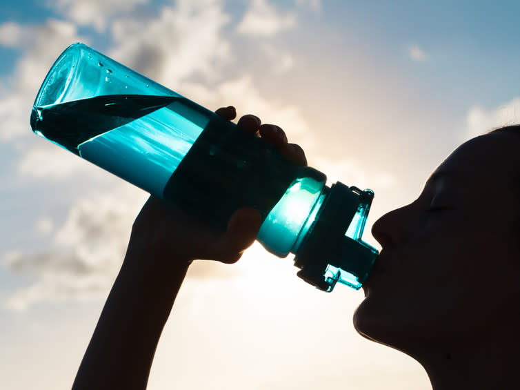<span class="caption">If runners aim for 60g of carbohydrate per hour they need to drink two litres of fluid over the duration of a marathon.</span> <span class="attribution"><a class="link " href="https://www.shutterstock.com/download/confirm/376704928?src=fOn0GZjmM4ULxJrmP2MlPQ-1-65&size=medium_jpg" rel="nofollow noopener" target="_blank" data-ylk="slk:KieferPix/Shutterstock;elm:context_link;itc:0;sec:content-canvas">KieferPix/Shutterstock</a></span>