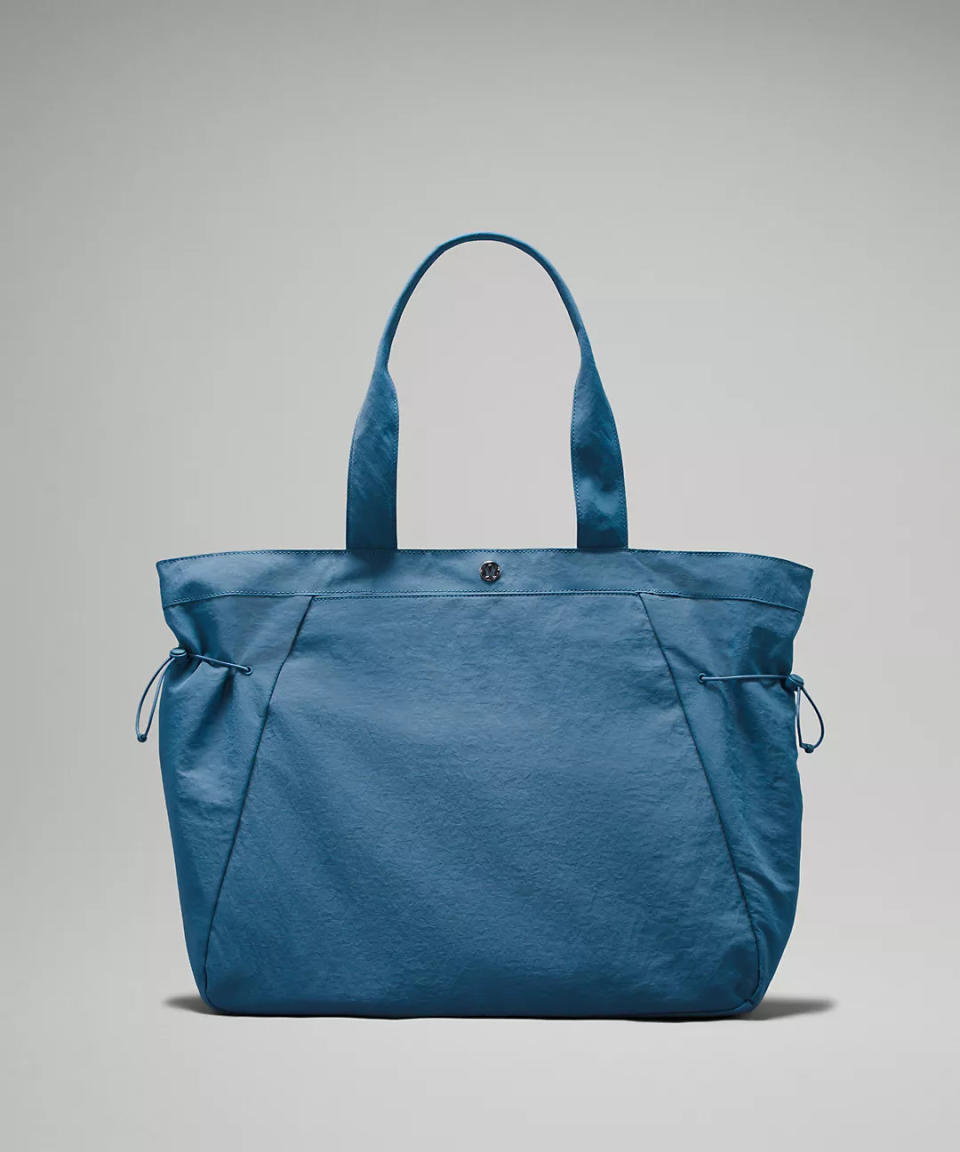 Side-Cinch Shopper Bag 18L. Image via Lululemon.
