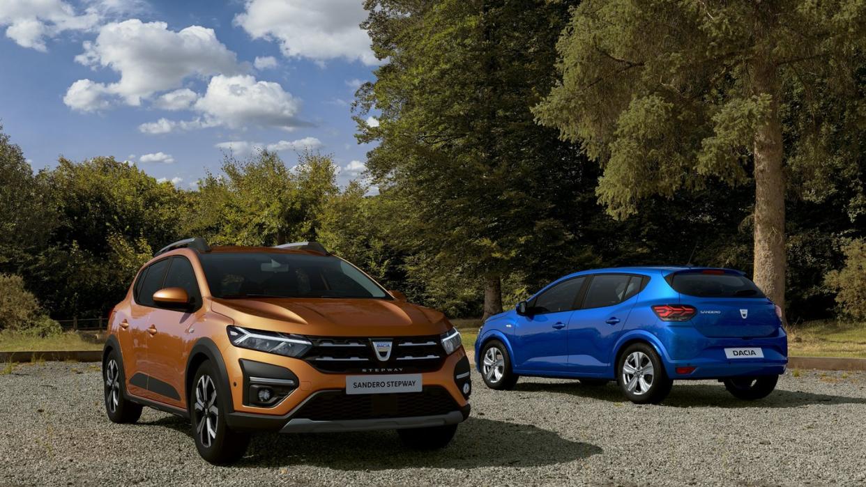 Deutlich aufgewertet, aber auf der Einstiegspreis-Skala wohl immer noch deutlich unter 10 000 Euro: Der Dacia Sandero (r) und der Sandero Stepway (l).