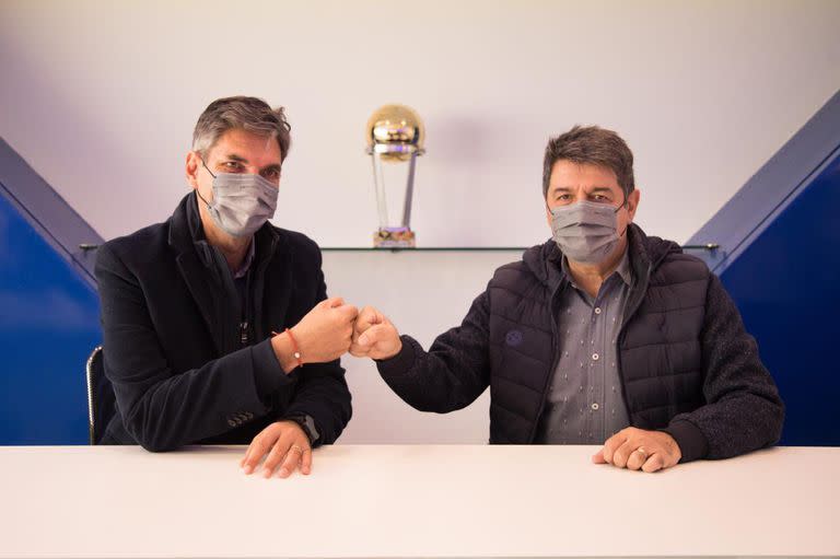 Mauricio Pellegrino junto con el presidente Sergio Rapisarda, en la firma del nuevo vínculo con el entrenador de Vélez hasta junio de 2022