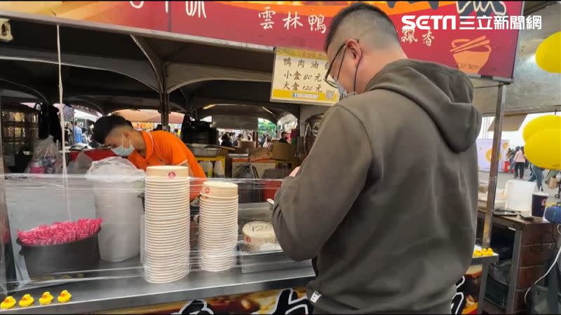 不少人看完黃色小鴨後，想再吃上一碗鴨肉飯。