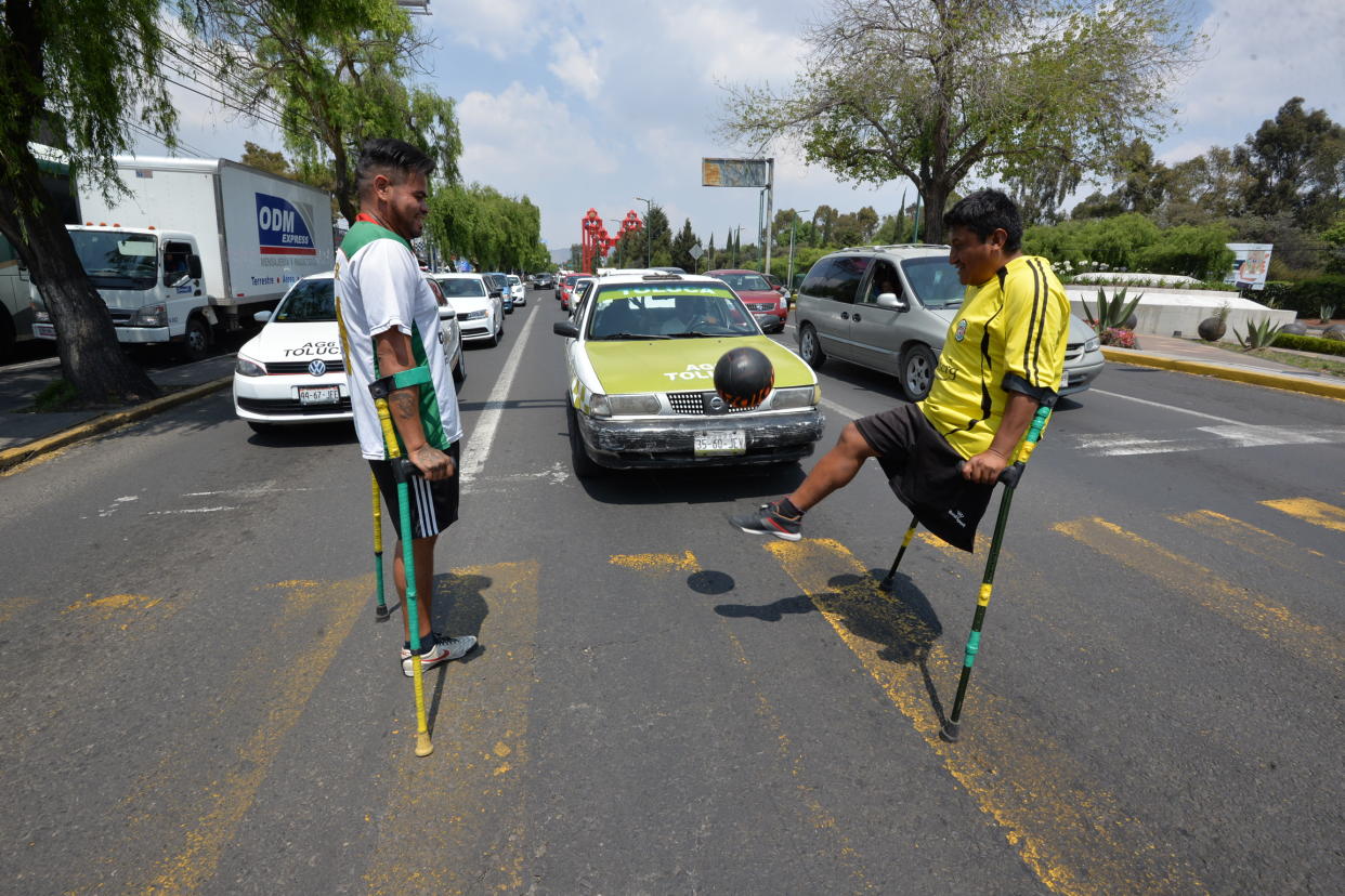 La discapacidad no es impedimento para que estos hombres busquen una manera para ganarse la vida en las calles de Metepec, México. / Foto: Cuartoscuro
