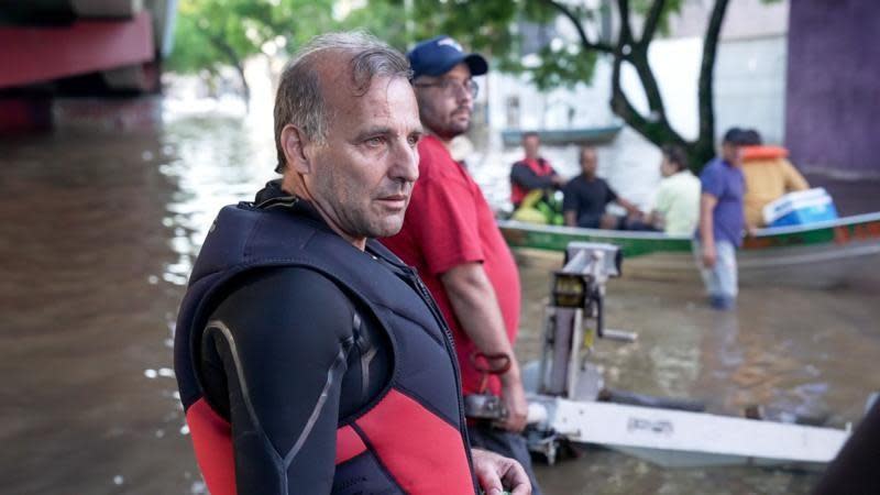 Ivan Brizola speaks to BBC Brasil as he takes a break from rescuing stranded people 