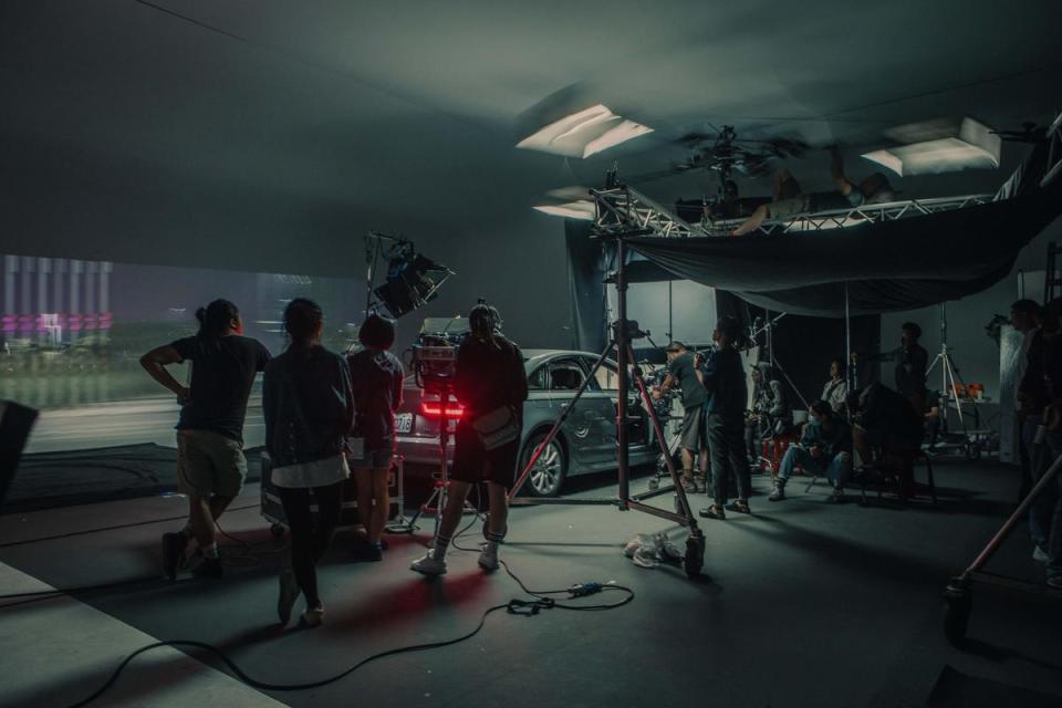 片中運用許多投影技術，包括楊祐寧等演員的車內戲都在棚內拍攝，可更專注於表演，但因作業更複雜、拍攝時間比以往多一倍。（牽猴子提供）