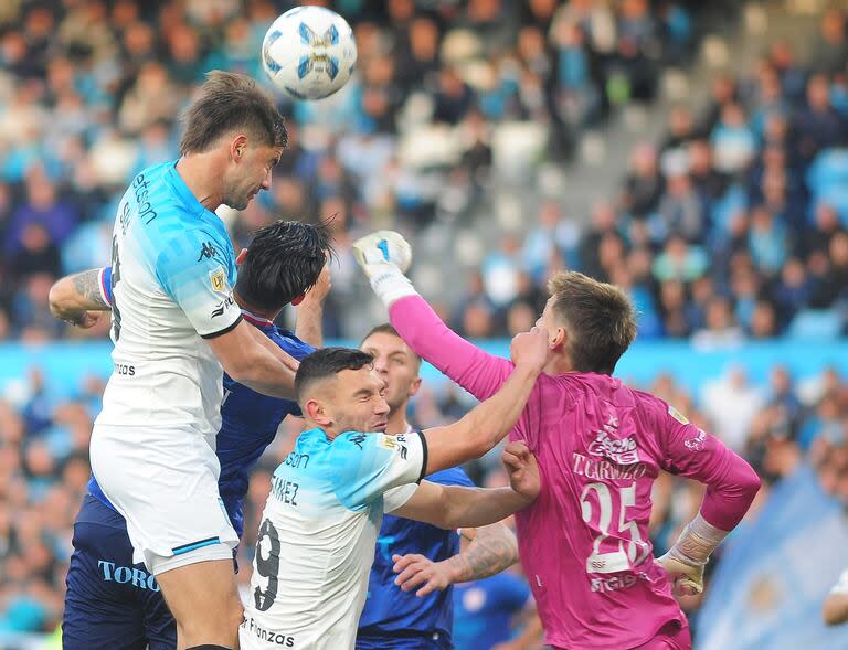 Santiago Sosa pega un gran salto y anota, de cabeza, el 1-0 de Racing ante Unión de Santa Fe en Avellaneda, por la 8° fecha de la Liga Profesional