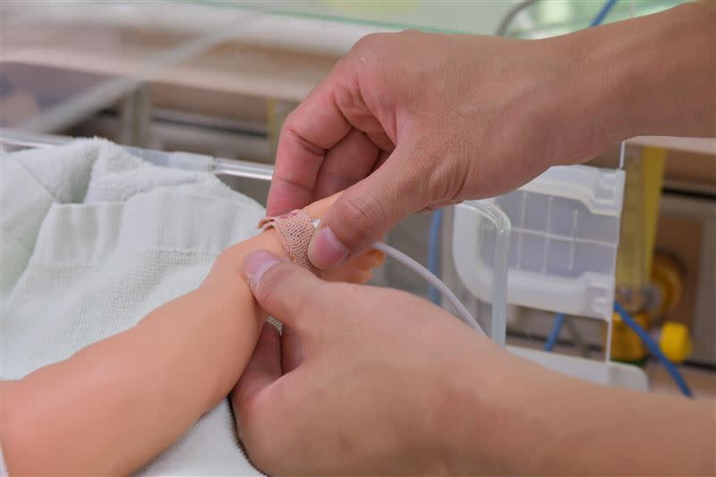 台中醫院嬰兒室全面使用脈衝式血氧機，偵測新生兒血氧變化，避免潛在疾病影響健康。（圖／台中醫院提供）