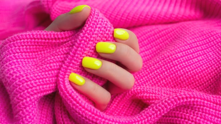 16. Neon nails