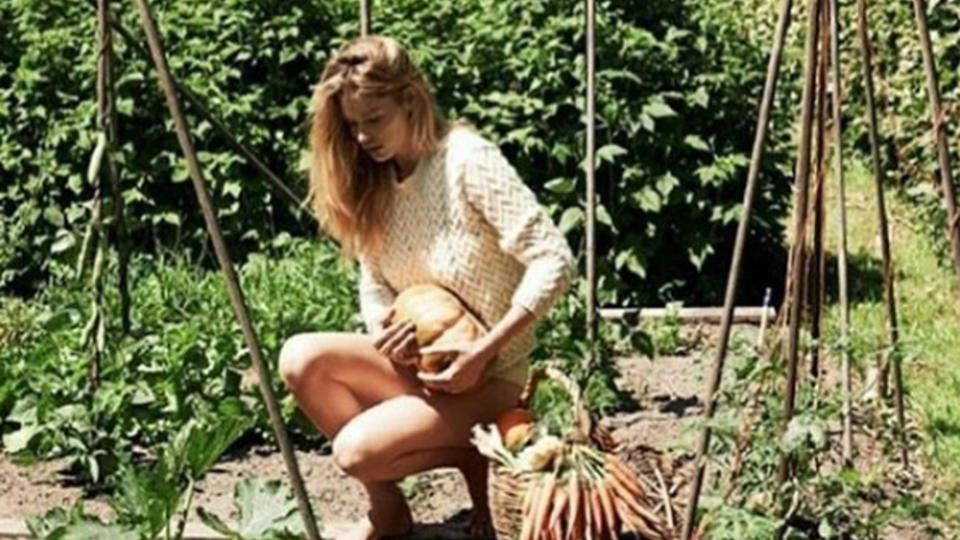 Topmodel Doutzen Kroes legt im Gemüsegarten fleißig selbst Hand an