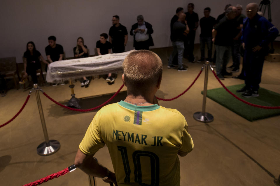 Mourners pay their final respects to former Brazilian soccer coach and player Mario Zagallo, during a funeral service at the Brazilian Football Confederation headquarters in Rio de Janeiro, Brazil, Sunday, Jan. 7, 2024. Zagallo, who reached the World Cup final a record five times, winning four, as a player and then a coach with Brazil, died at the age of 92. (AP Photo/Bruna Prado)