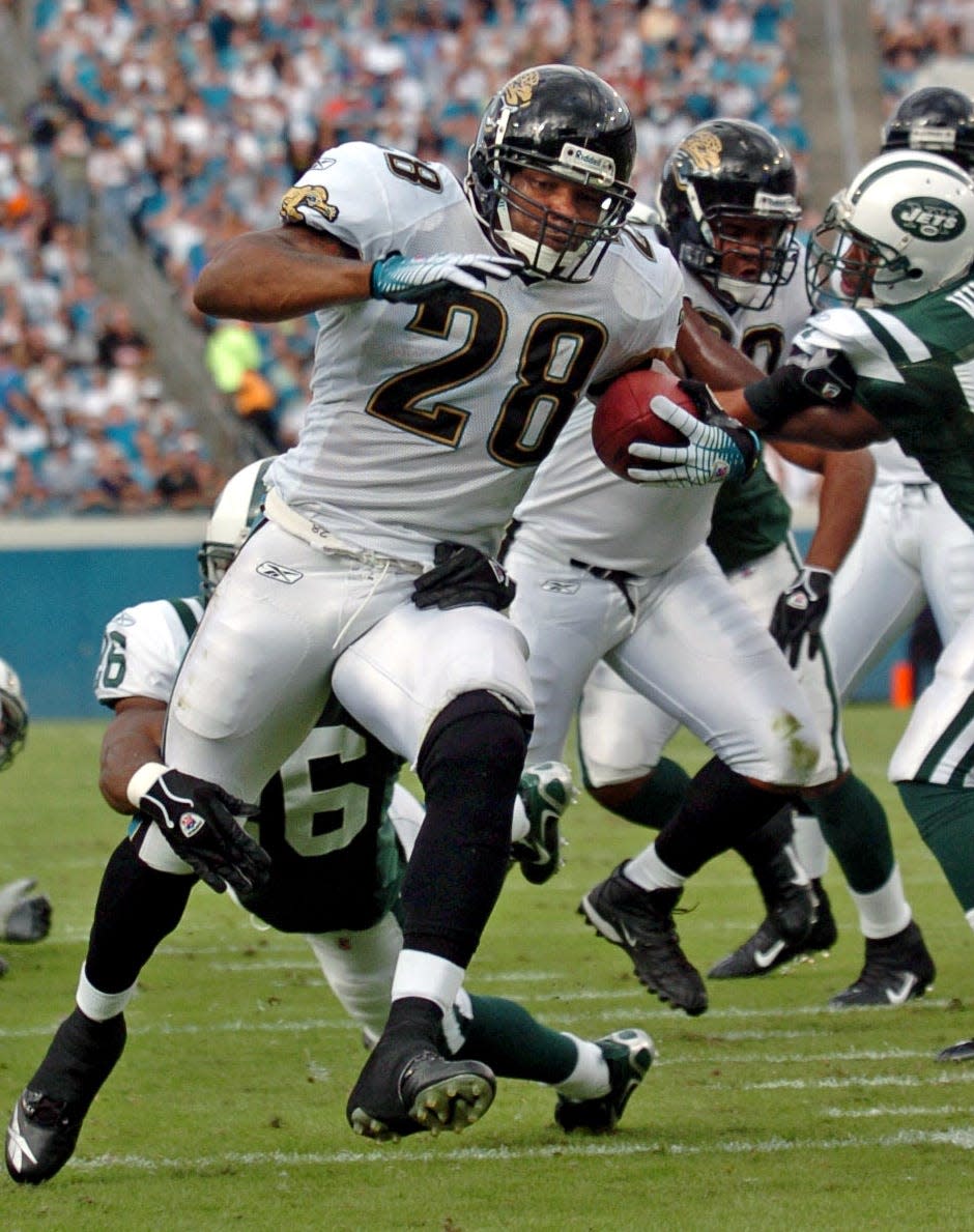 Jaguars running back Fred Taylor (28) breaks a tackle for a touchdown against the Jets in first-quarter action in Jacksonville, Oct. 8, 2006.