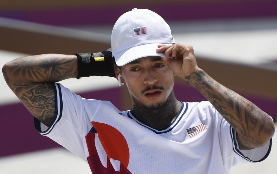 Nyjah Huston llevaba un traje multicolor inspirado en los años 90, combinado con zapatillas de deporte de color blanco puro y una gorra del mismo color. Foto: Reuters