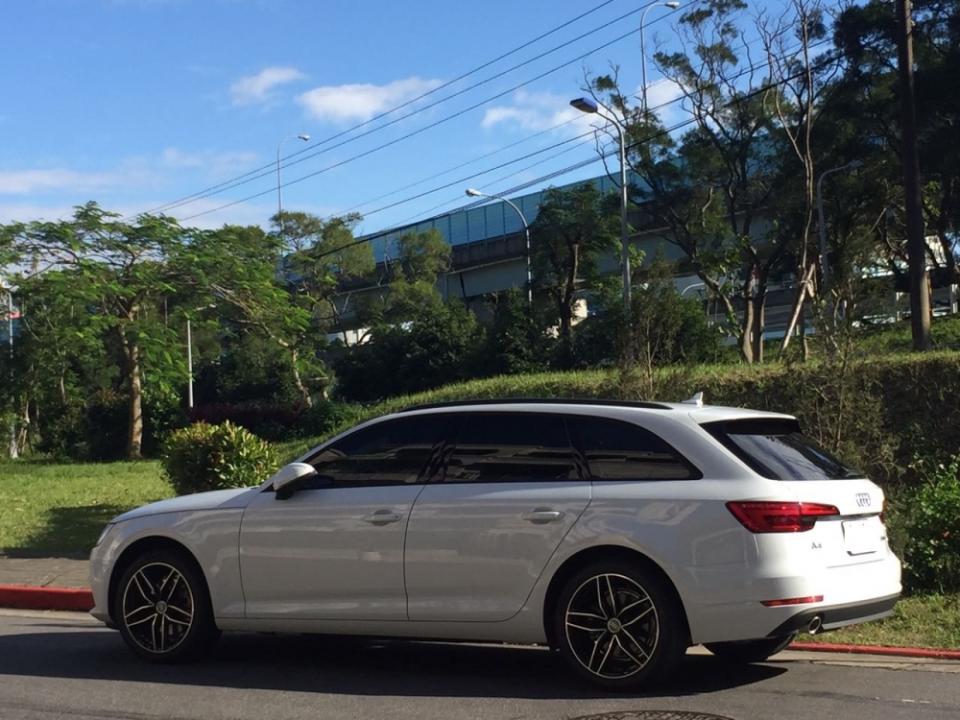 Paul很在意車子的外型，這次選的是休旅車，但看起來是房車，而且比上一代更剛烈，他覺得很適合他。（圖／生活玩家Paul提供）