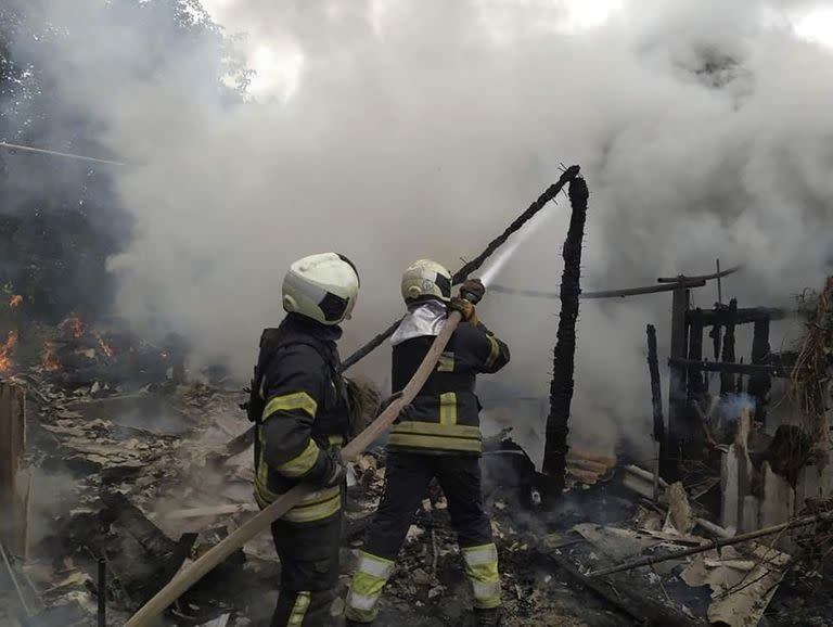 En esta foto proporcionada por la administración militar de la región de Lugansk, los bomberos ucranianos trabajan para extinguir un incendio en un edificio residencial dañado en Lysychansk, región de Luhansk, Ucrania, la madrugada del domingo 3 de julio de 2022. Las fuerzas rusas atacaron la ciudad de Lysychansk y sus alrededores en un intento total de apoderarse del último bastión de la resistencia en la provincia de Lugansk, en el este de Ucrania, dijo el sábado el gobernador. Un asesor presidencial dijo que su destino se decidiría en los próximos dos días. (Administración militar de la región de Lugansk vía AP)