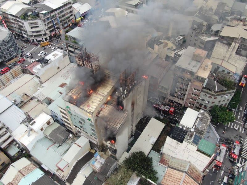 ▲中區興中街出租套房大樓大火，釀成6死慘劇。(圖／柳榮俊翻攝2022.3.9)