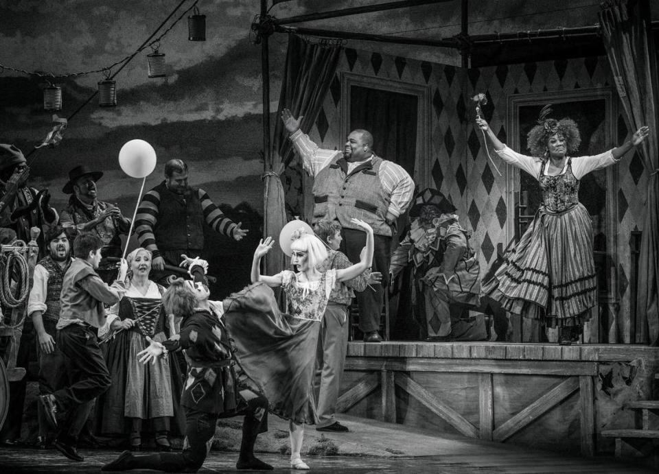 Limmie Pulliam, upper left, and Kearstin Piper Brown, upper right, perform the opening scene of Florida Grand Opera’s production of ‘I pagliacci’ at the Adrienne Arsht Center in Miami. Carl Juste/cjuste@miamiherald.com