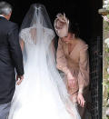 <p>… den Lesern: Ja, richtig gesehen! Bei der Dame in Rosé, die an Pippas Brautkleid herumzupft, handelt es sich um keine Geringere als Herzogin Kate! Die … </p>