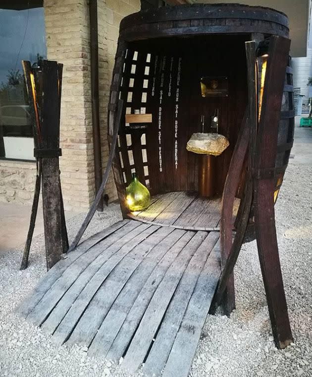 En Italie, il existe une fontaine de vin en libre-service qui égayera votre  séjour