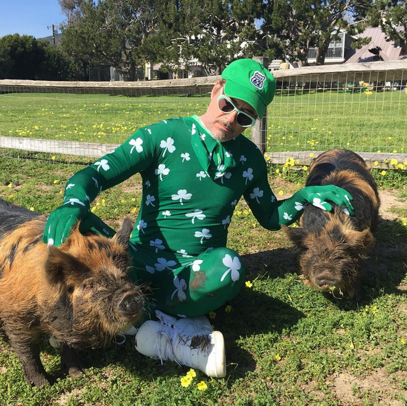 <p>Den St. Patricks Day feierte Robert Downey Jr. in einem besonderen Outfit, mit zwei außergewöhnlichen Kumpels. (Bild: Instagram.com/Robert Downey Jr.) </p>