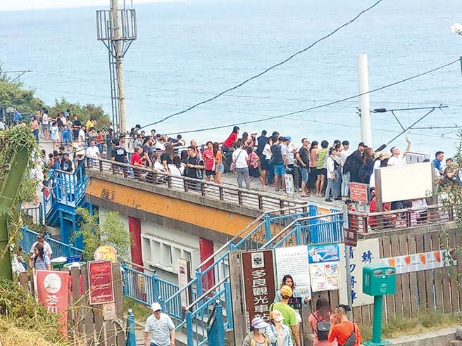 中秋連假首日，南迴公路上的熱門景點多良車站湧現人潮。（蔡旻妤攝）