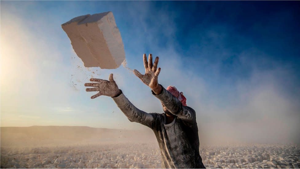 Un trabajador en una cantera de extracción de piedra caliza.