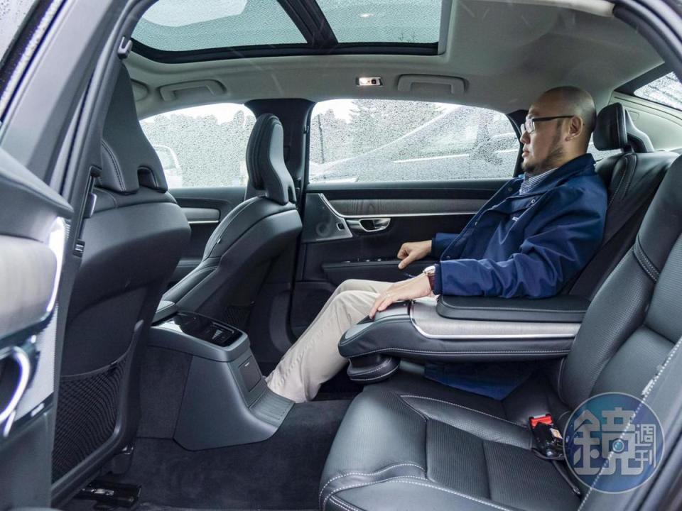 大器的軸距為S90 T8 Recharge Inscription的後座腿部空間增加115mm，提供乘客有如頭等艙的寬敞舒適，並可透過位於右後方的總裁位門板上獨有的「後座尊榮智控系統」一指操作副駕座椅位置、後座雙車窗、天窗及後擋遮陽簾啟閉等舒適配備。
