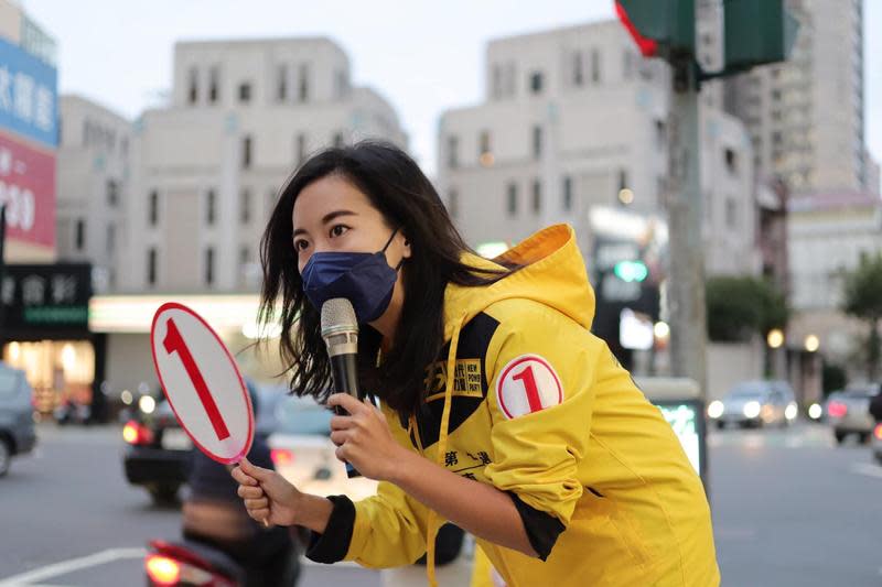 時代力量台中市議員候選人吳佩芸「個人私密影片」遭冒名po網，她已至南屯派出所報案並完成筆錄。（翻攝自吳佩芸臉書）