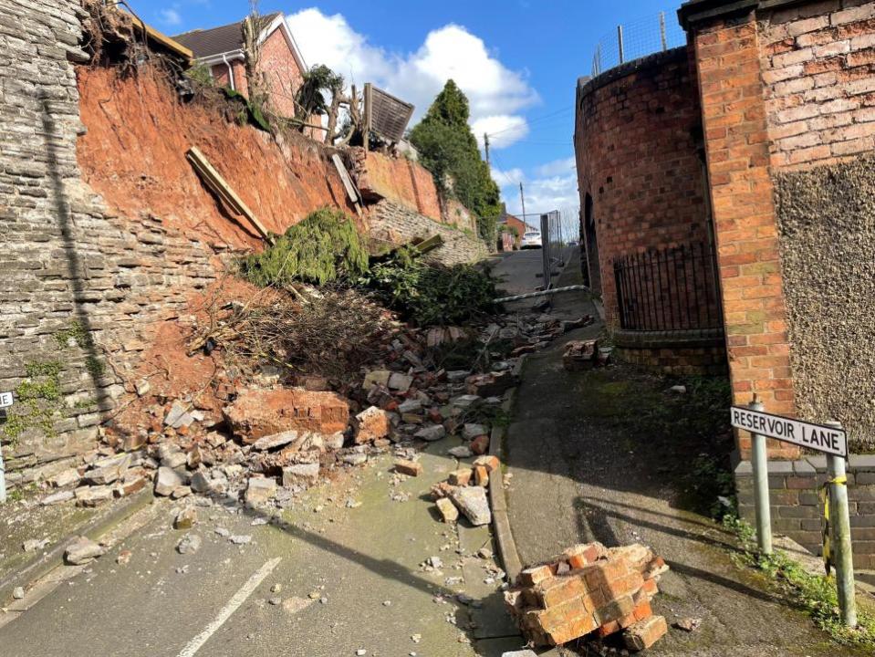 Worcester News: MESS: The collapsed wall in Reservoir Lane in Worcester which led to months of temporary traffic lights in Rainbow Hill in Worcester 