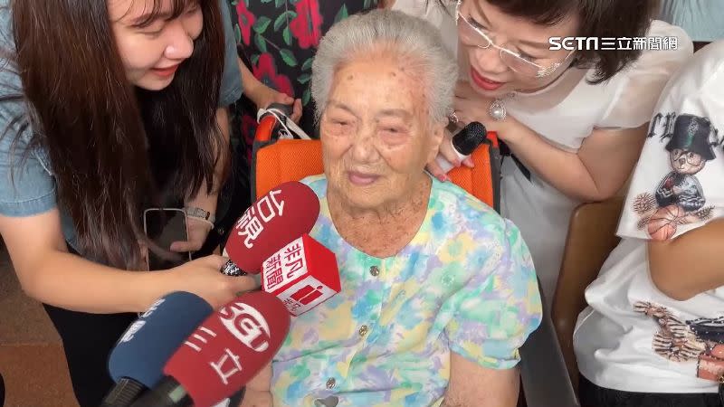 101歲的「資深媽媽」也來參加。