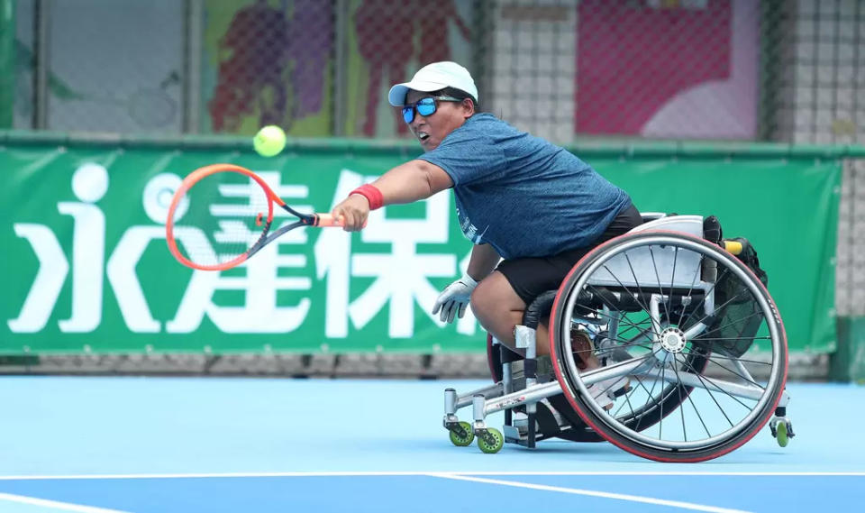 泰國52歲傳奇好手sakhorn khanthasit延續台灣公開賽兩冠氣勢，在永達盃高雄國際輪椅網球公開賽登場。大會提供