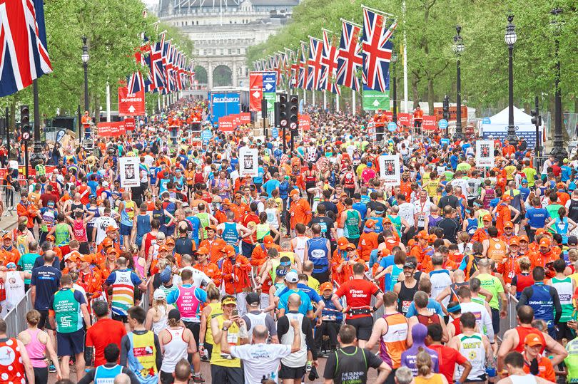 Thousands of runners at the finish