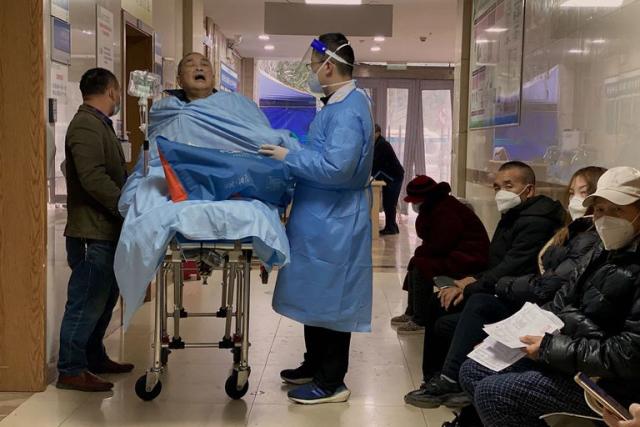 Un paciente anciano en el servicio de urgencias de un hospital