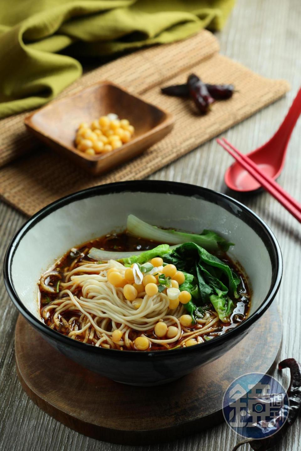 「川味重慶小麵」由鹼麵改為雞蛋麵，黃豌豆帶嚼勁，湯底順口，喝完不會口乾舌燥。（65元／碗）