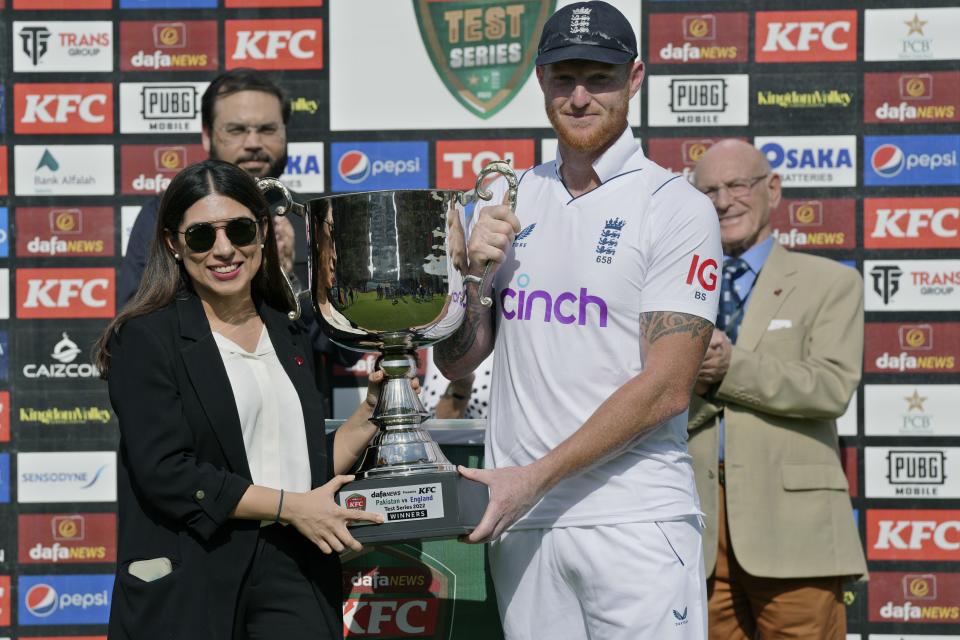 England's skipper Ben Stokes, second right, receives trophy from a representative of KFC after winning the third test and series against Pakistan, in Karachi, Pakistan, Tuesday, Dec. 20, 2022. (AP Photo/Fareed Khan)