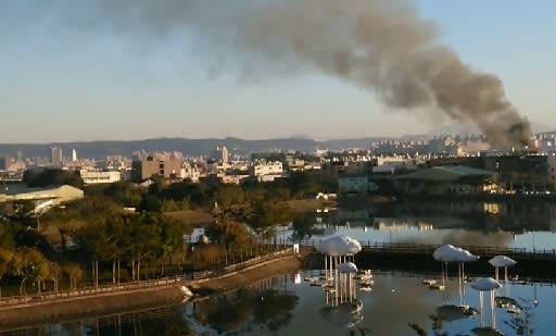 桃園八德西坡埤塘生態公園旁冒出濃煙。（圖／東森新聞）