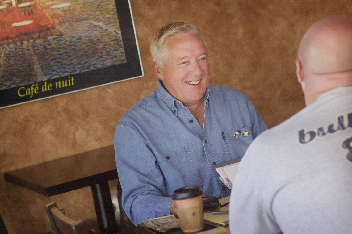 HOLLYSPRINGS.NE.111501.SV Holly Springs new mayor Richard Sears chats with Donald Best at Holly Springs Bushiban coffee shop Thursday 11/15/01 morning. “ I live in Sanford area, but my daughter comes to school here. It’s the first time I’ve met the mayor, but he seems to be a nice guy, looking out for the community,” Best says.