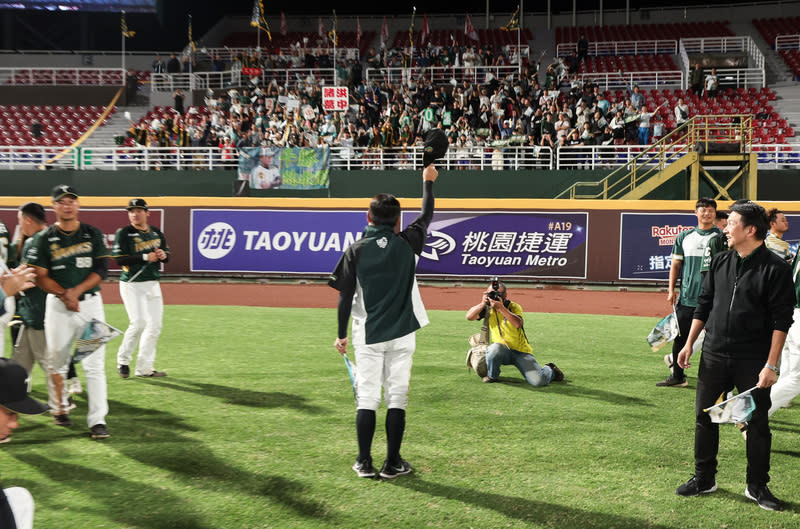 達成執教千勝里程碑　洪一中向球迷致意 中華職棒台鋼雄鷹隊15日在樂天桃園棒球場擊敗樂天 桃猿隊，雄鷹總教練洪一中（中）也順利達成執教生 涯第1000勝里程碑，賽後雄鷹隊到右外野和球迷合 影，洪一中也脫帽向球迷揮手致意。 中央社記者張新偉攝  113年5月15日 