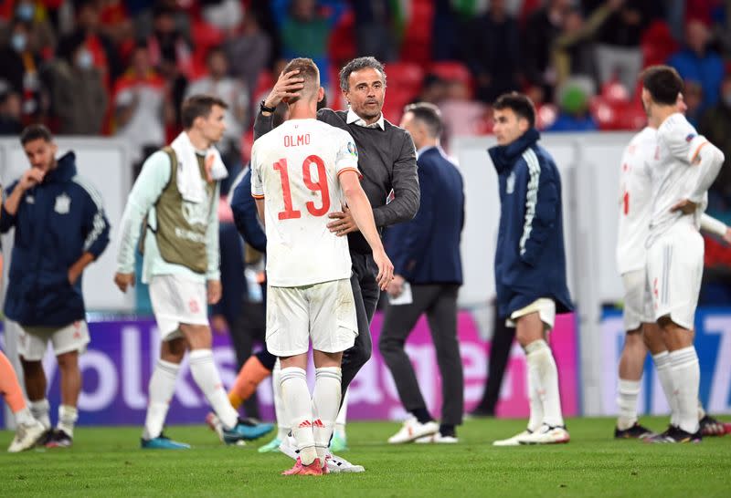 El DT de España, Luis Enrique, consuela a Dani Olmo tras quedar eliminados por la tande de penales frente a Italia en las semifinlaes de la Euro 2020