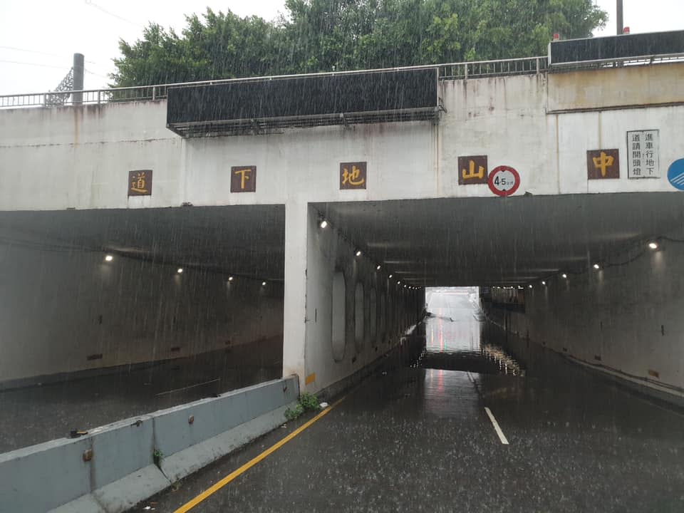 新北市樹林區中山地下道因暴雨積水暫時封閉。（圖／翻攝自臉書「樹林分局警民話語」）