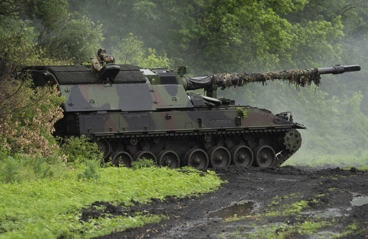 Eine deutsche Panzerhaubitze 2000 (PzH 2000) der ukrainischen Armee steht an der Frontlinie in der Nähe von Bachmut. (Bild: Efrem Lukatsky/AP/dpa)