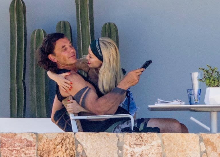 El líder de la banda británica Bush y su flamante pareja compartieron una escapada romántica y disfrutaron de su amor en la playa. El parecido de ella a la ex de él, Gwen Stefani, dejó boquiabiertos a todos