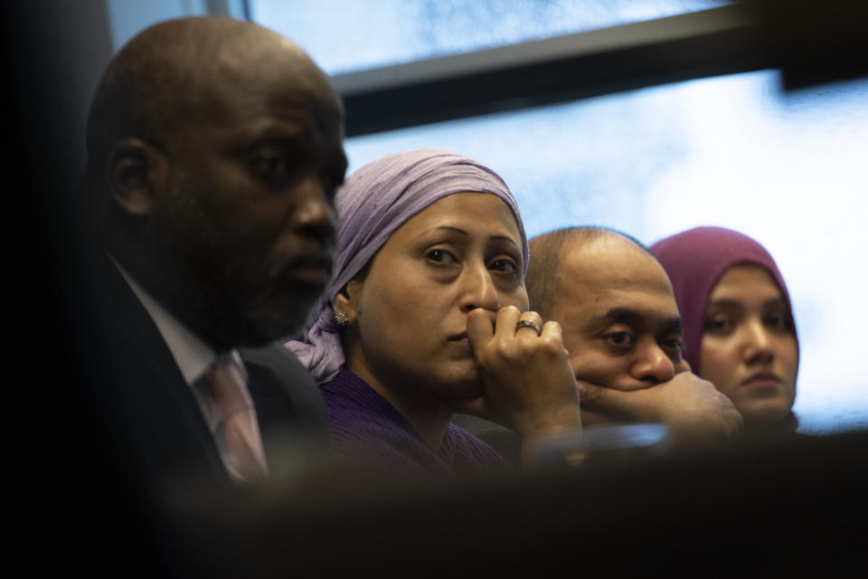 Representantes de la comunidad rohinya y el ministro de Justicia de Gambia, Aboubacarr Tambadou, a la izquierda, escuchan un testimonio durante una conferencia de prensa en La Haya, Holanda, el lunes 11 de noviembre de 2019. (AP Foto/Peter Dejong)