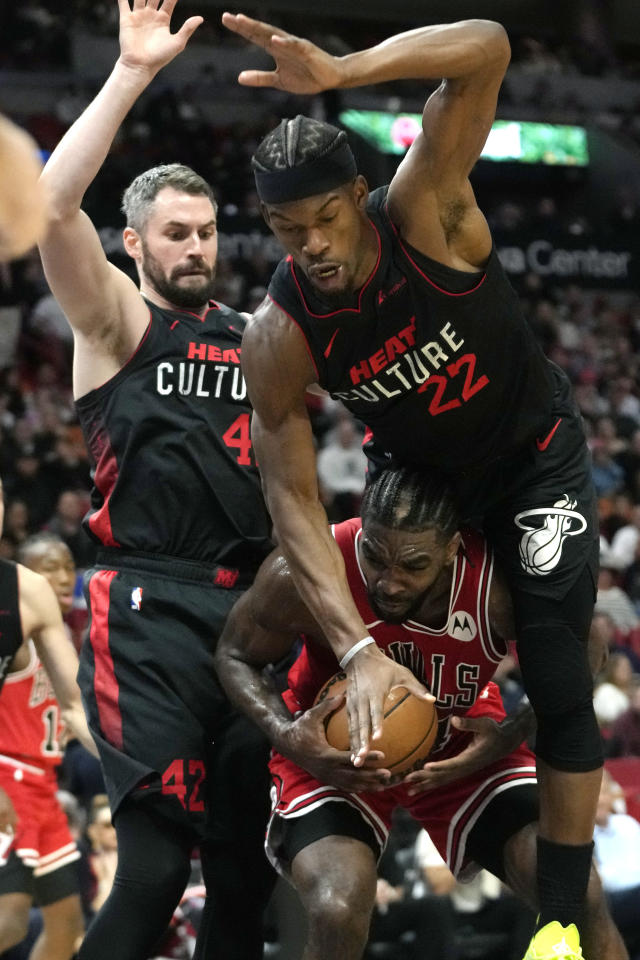 Butler wins it at the buzzer for Miami, as Heat top Bulls 118-116 - The San  Diego Union-Tribune