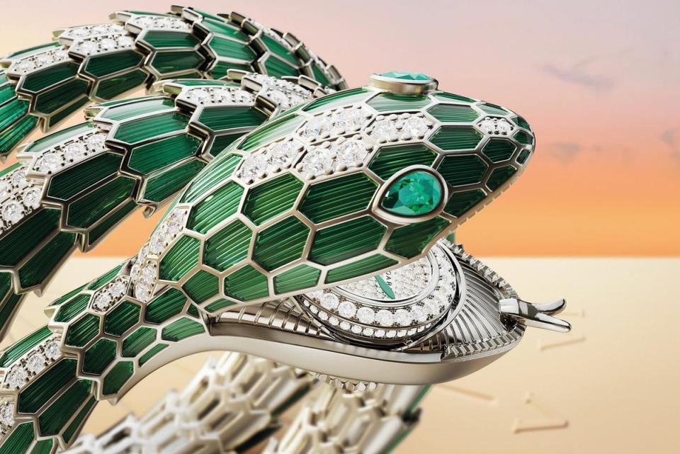 Serpenti Misteriosi綠色漆藝配祖母綠眼睛錶款，定價約NT$6,660,000。