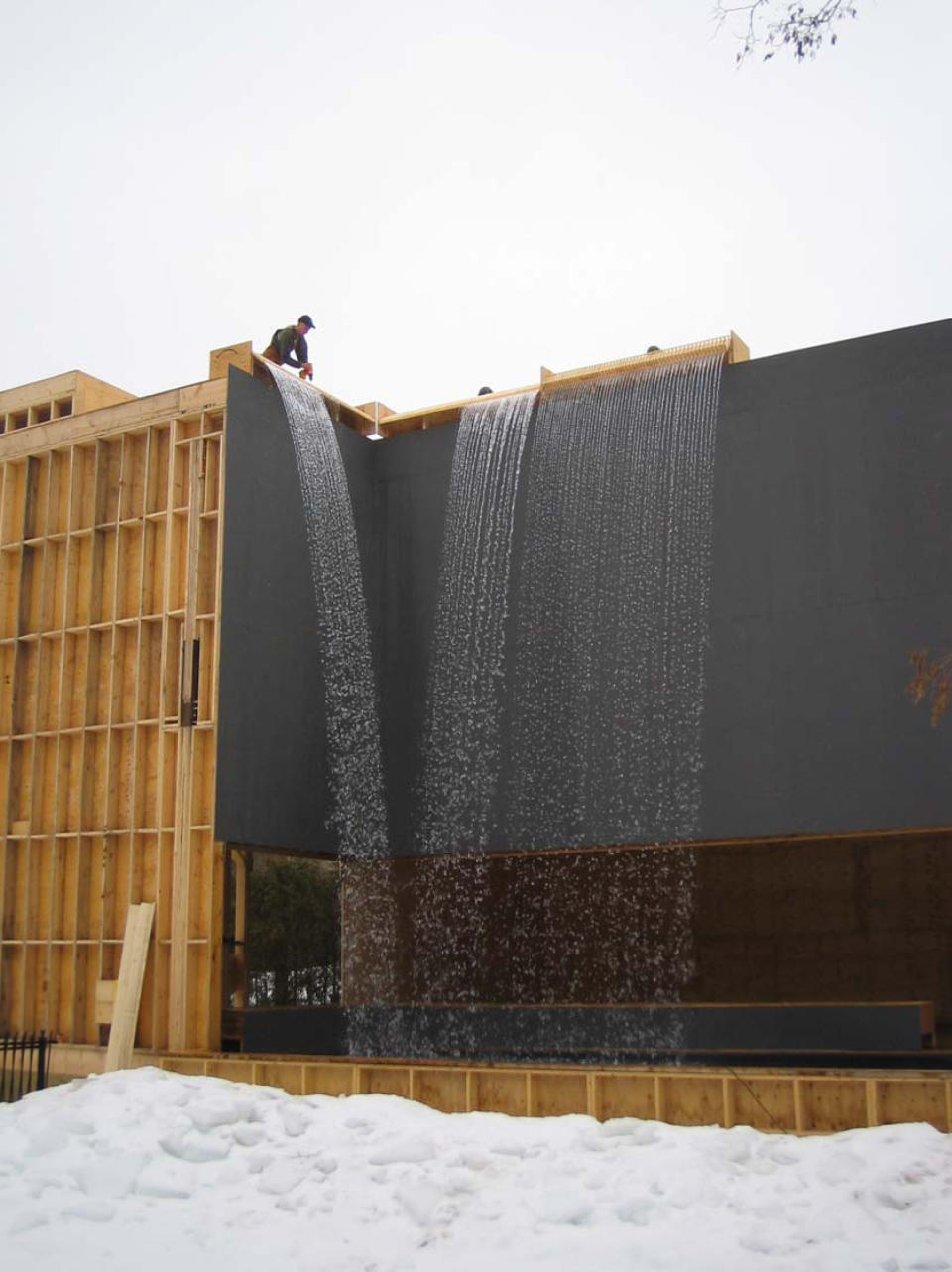 A mock-up of the waterfall was built in Canada to study water flow. Feathered fingers separate the water into individual clear streams, and further down stream this clarity dissipates. Handel Architects LLP