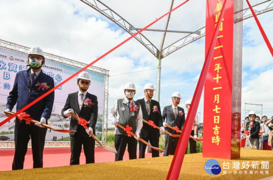 鄭市長和與會貴賓進行動土儀式。