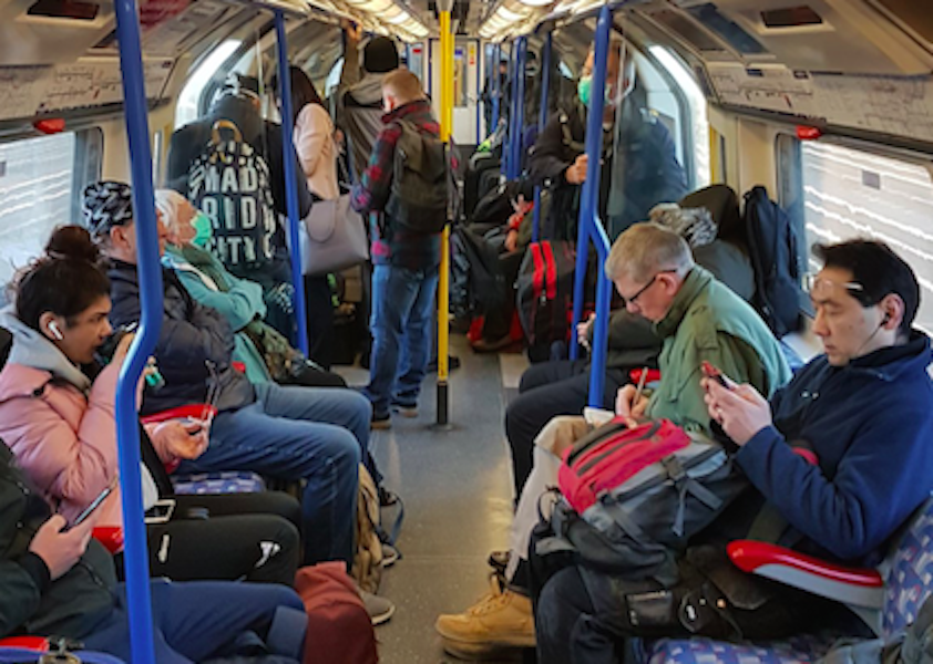 Tube trains in London continued to be busy on Monday morning (@duckpilotuk/Twitter)