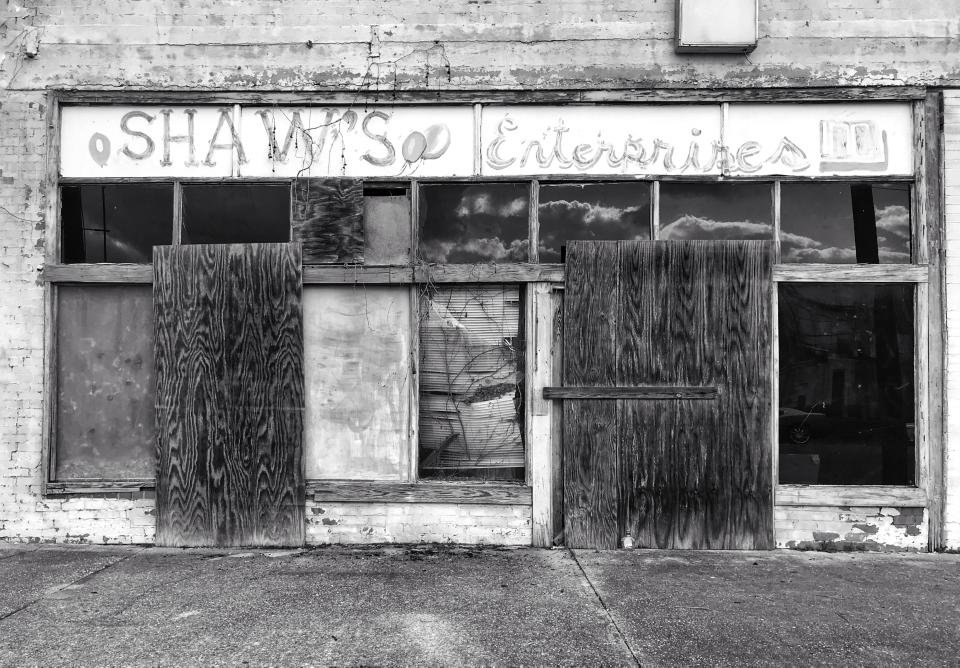 A boarded-up storefront in downtown Selma, Ala., where roughly 41 percent of the population lives below the poverty level. (Photo: Holly Bailey/Yahoo News)