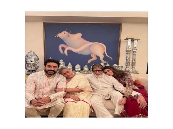 Amitabh Bachchan, Jaya Bachchan posing with Abhishek and Shweta (Image source: Instagram)