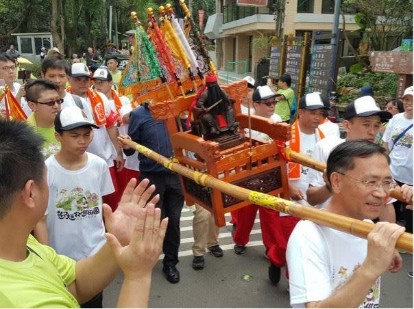 草爺帶著大家認識台北重要民俗「迎尪公巡田園」活動。（圖／寶島神很大）